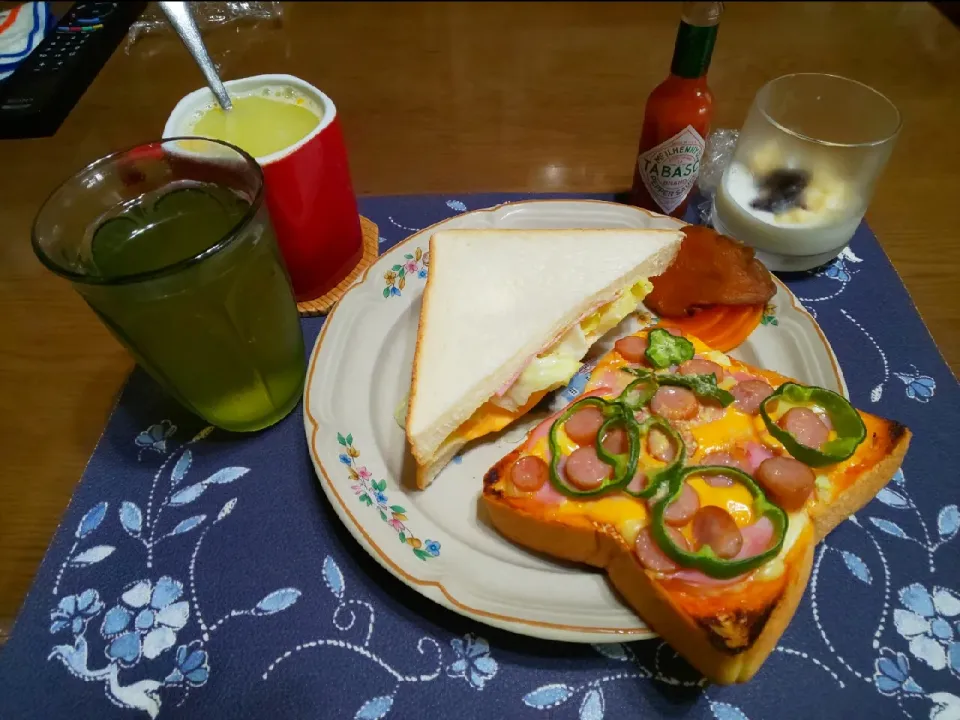 Snapdishの料理写真:4種のチーズの豪華ピザトーストとサンドイッチ(昼飯)|enarinさん