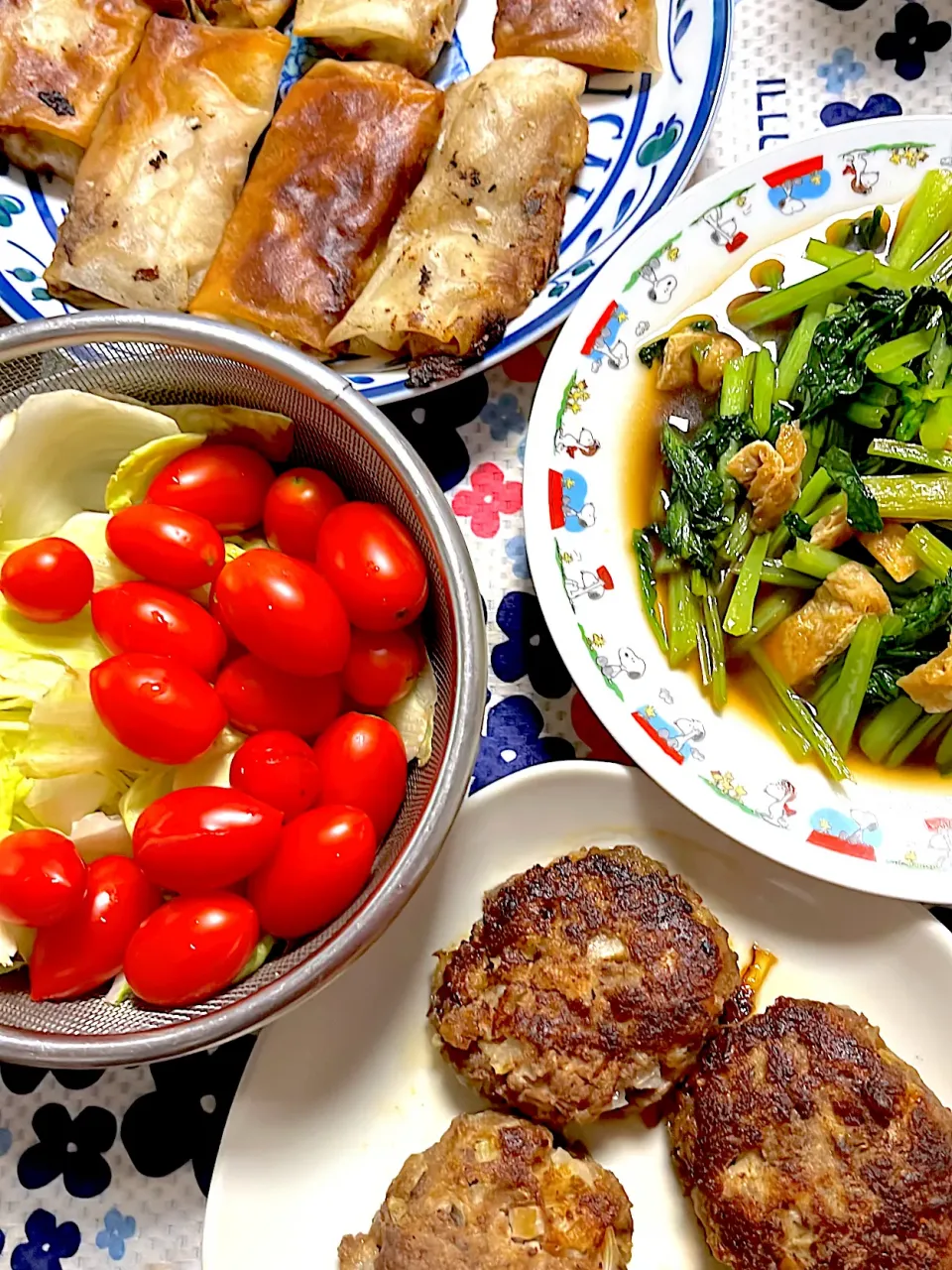 小松菜と揚げのオイスターソース炒め　残り物ハンバーグと春巻き　サラダ🥗|4jinoanataさん