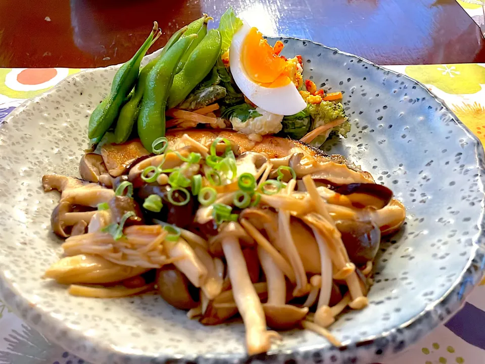 サーモンのオリーブオイル焼きたっぷりキノコがけ|とみぃさん