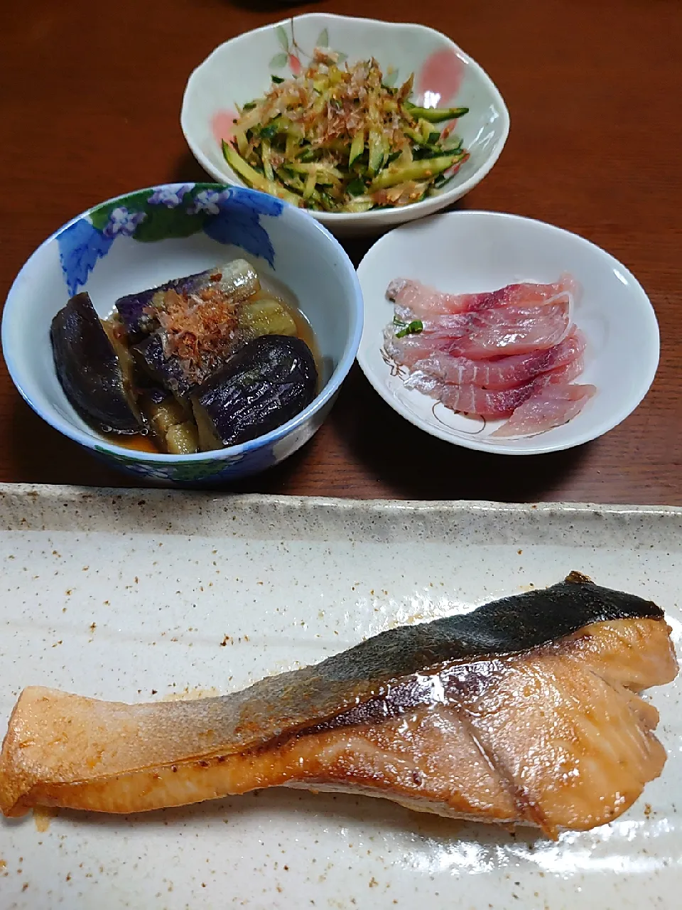 Snapdishの料理写真:ブリの照り焼き
イサキの刺し身
茄子の煮浸し
キュウリとミョウガの和えもの|ぱやさん