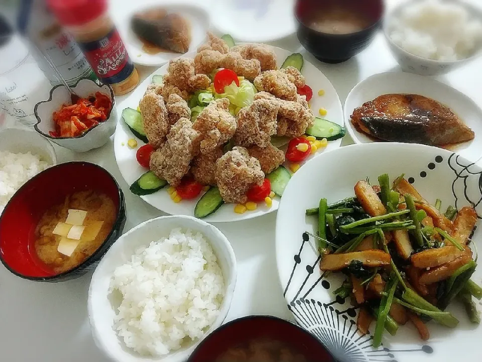 Snapdishの料理写真:夕食(*^^*)
唐揚げ&サラダ🥗
空芯菜とさつま揚げの中華炒め
ぶりの照り焼き
キムチ
お味噌汁(なめこ、豆腐)|プリン☆さん