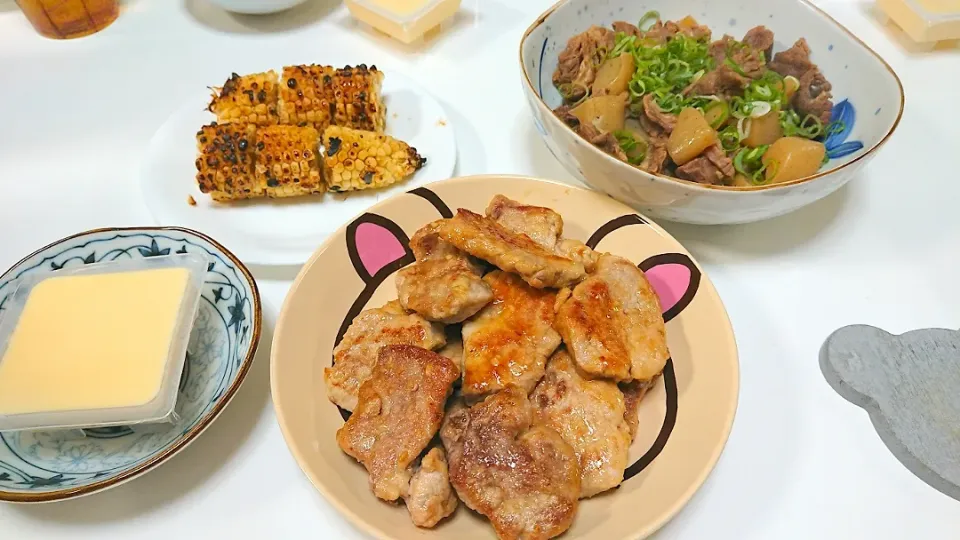 豚ヒレ肉のにんにく醤油ソテー
牛スジの煮込み
焼きもろこし(ホワイトコーン)
卵豆腐|ぷるさんさん