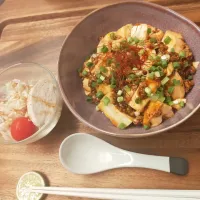 Snapdishの料理写真:麻婆豆腐丼、サラダ|うりさん