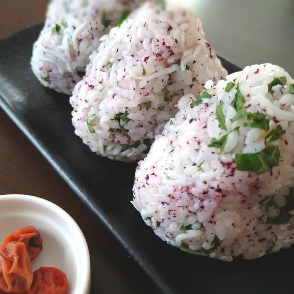 しらすと大葉と自家製ゆかりのおにぎり🍙|とだともさん