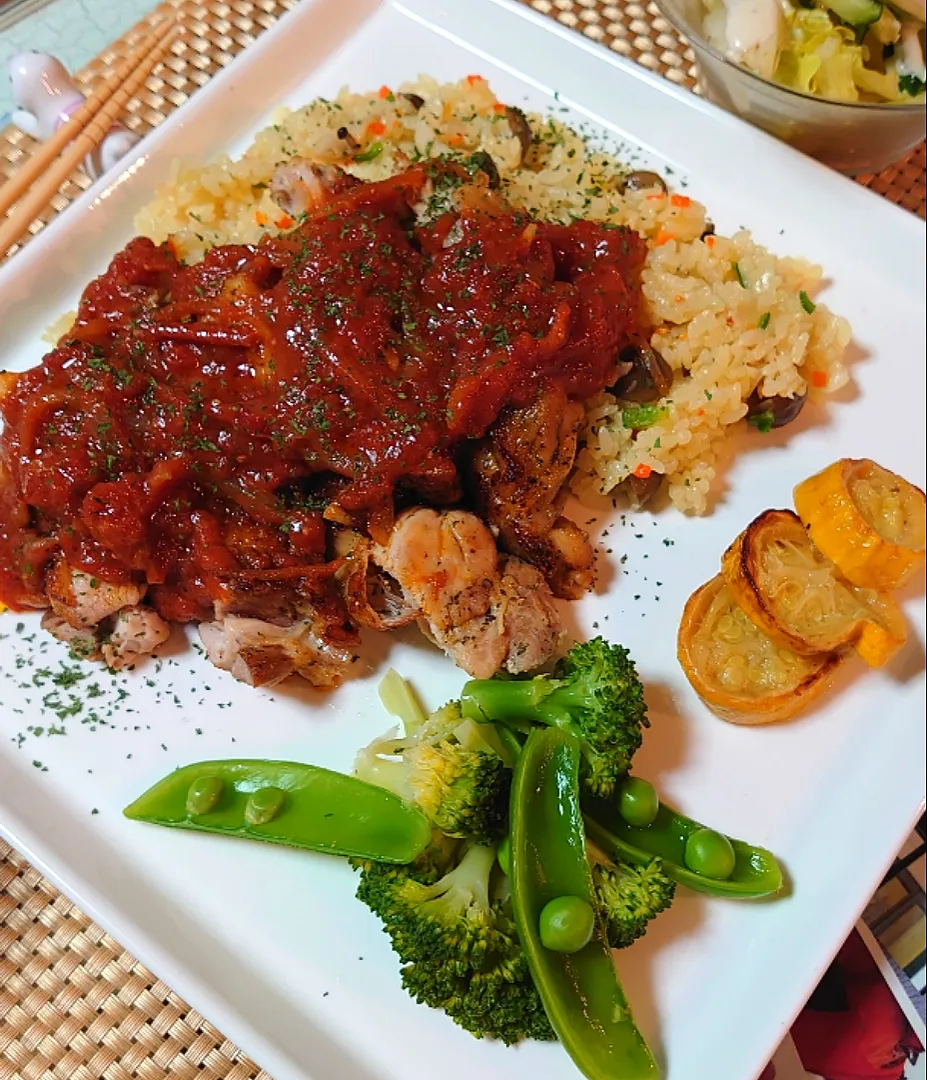 シーフードピラフの鶏肉トマトソースで夕ご飯🍴|ポチさん