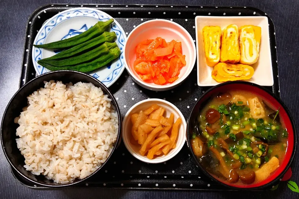 Snapdishの料理写真:今日の朝ごはん（押麦ごはんに玉子焼き、いか明太、塩茹でオクラ、なめこ汁、割干大根漬）|Mars＠釜飯作り研究中さん