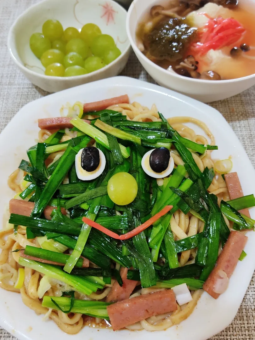 Snapdishの料理写真:沖縄そばでまぜそばを作る

沖縄そばでもイケてます。
ちぢれ麺にしたので、タレによく絡むのです。
まぜめんっぽく、卵の黄身をのっければよかったかな。|Rピージャーさん