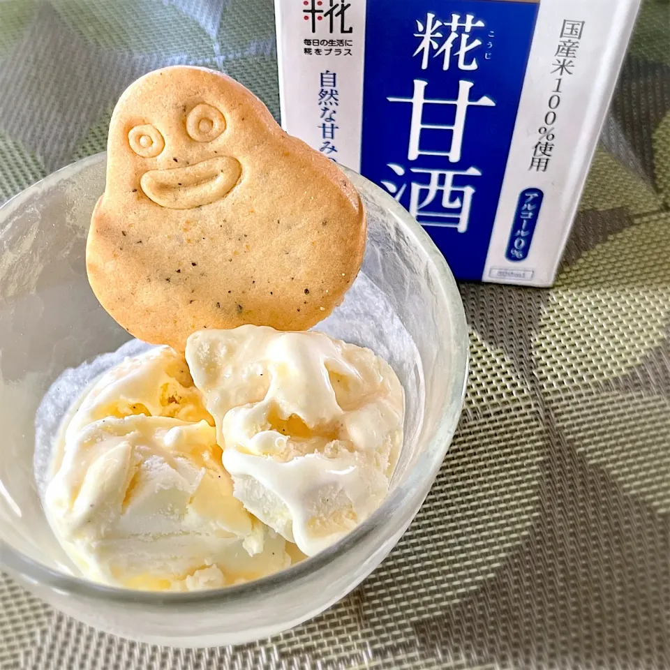 Snapdishの料理写真:SUNAOなバニラアイス甘酒添え|kurakusaさん