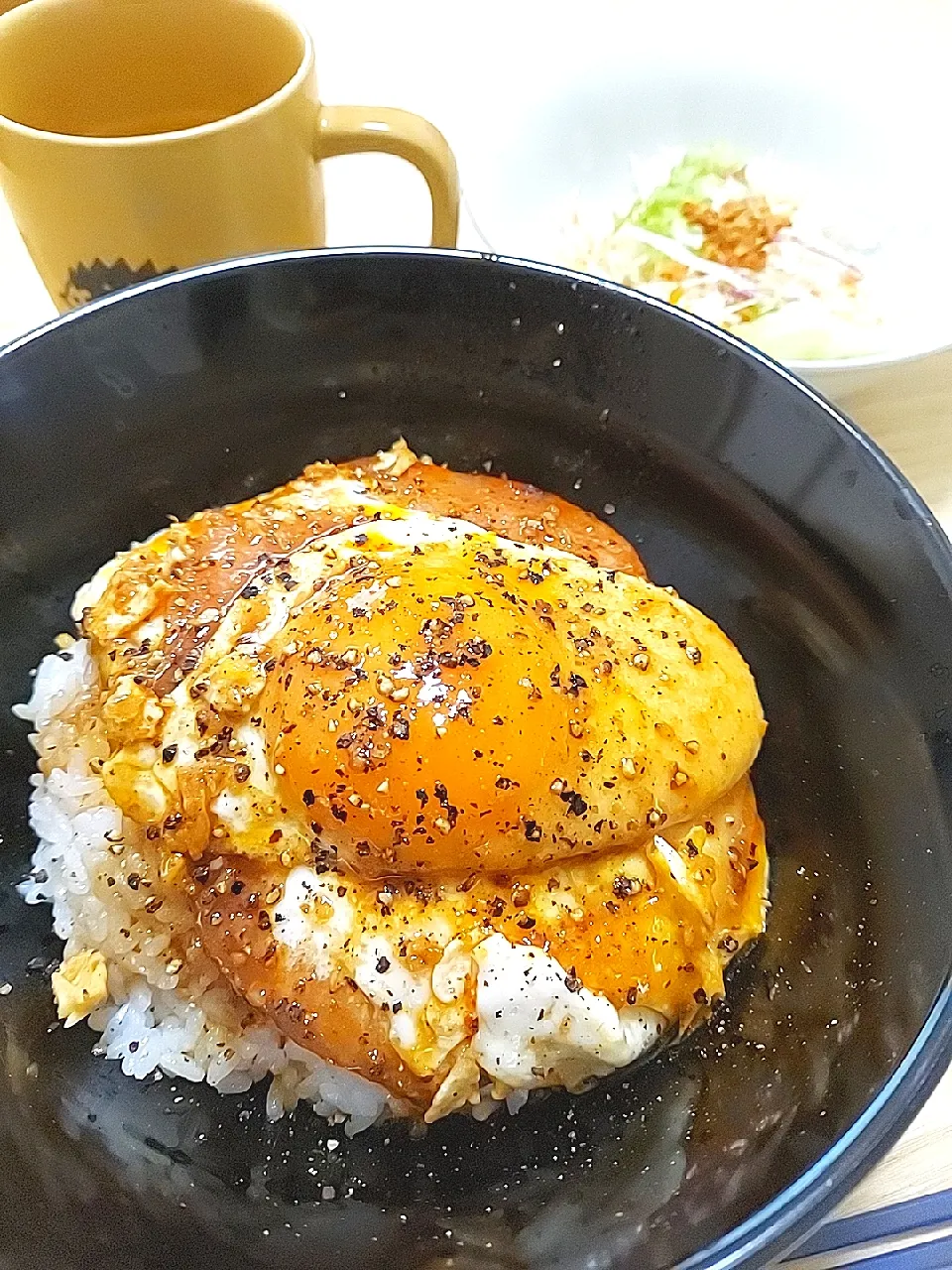 ハムエッグ丼・極 ＆ サラダ|すばるさん