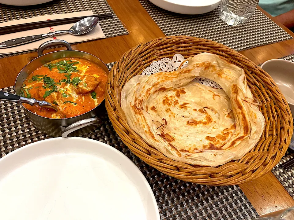 Roti canai and butter chicken curry|skyblueさん