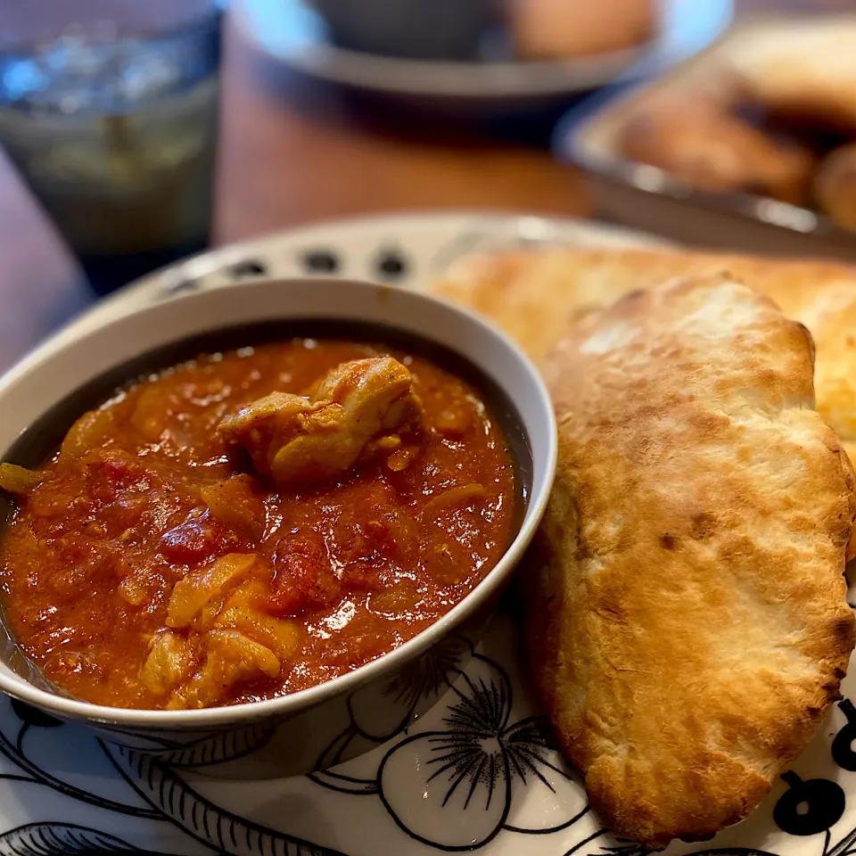 Snapdishの料理写真:手作りナンとバターチキンカレー☺︎|まめすけ。さん