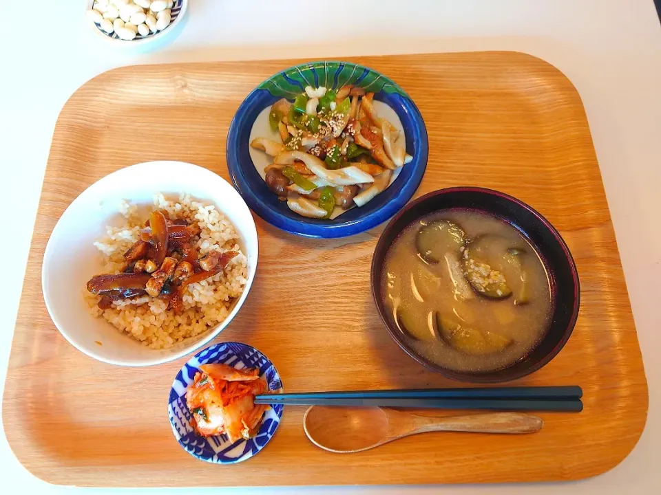 今日の夕食　鰻飯、なすと油揚げの味噌汁、ちくわとピーマンのめんつゆ炒め、切り干し大根のキムチ和え|pinknari🐰🌈さん