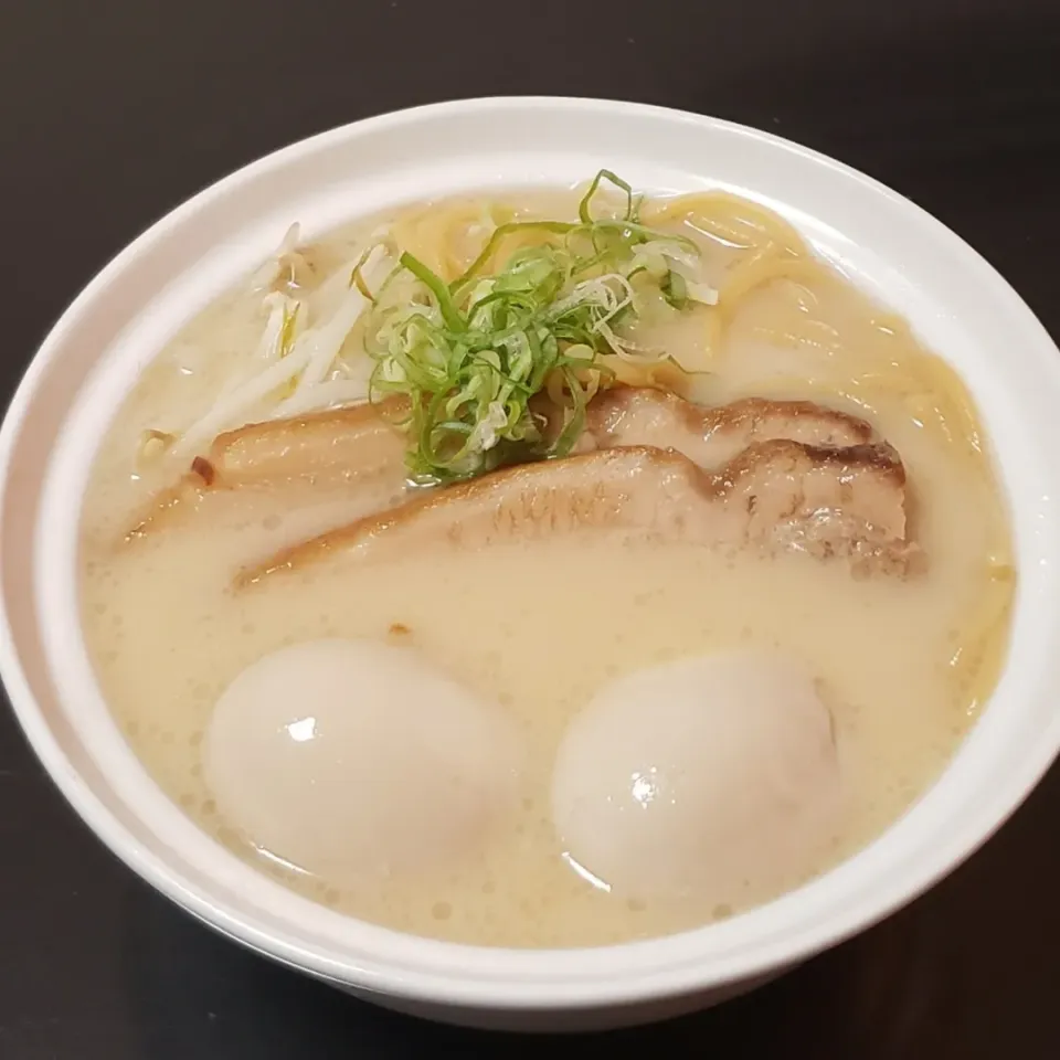 Snapdishの料理写真:豚骨ラーメン|Yukiさん