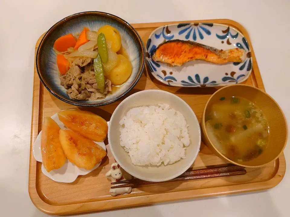 肉じゃが、焼鮭、なめこの味噌汁、桃|sorsmdさん