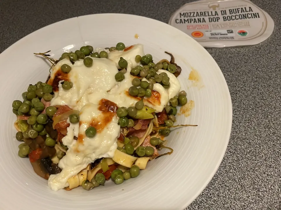 Fresh Tagliatelle with fresh tomatoes, mushrooms, young green peas, leeks, dry cured unsmoked back bacon, topped with baked mozzarella di bufala|270w178bさん