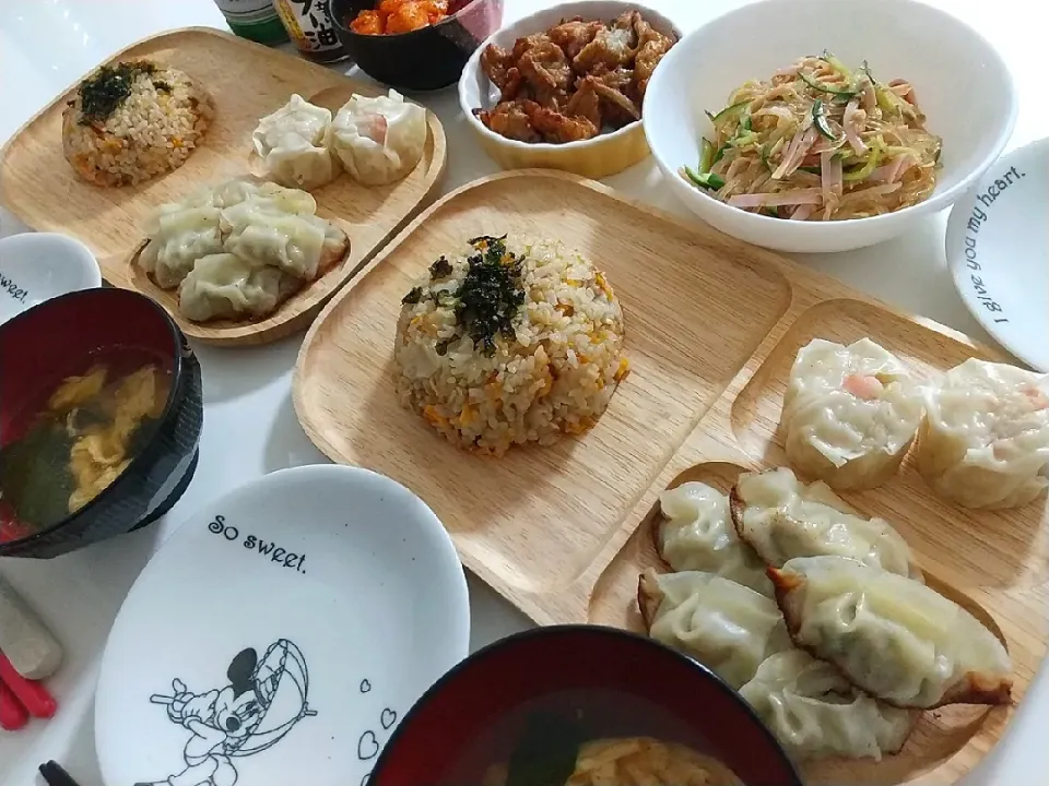 Ｗ餃子夕食(*^^*)
餃子チャーハン
肉餃子🥟
海老しゅうまい
春雨サラダ(もやし、カニカマ、ハム)
ごぼうさつま揚げ
オイキムチ
ワカメと卵の中華スープ|プリン☆さん