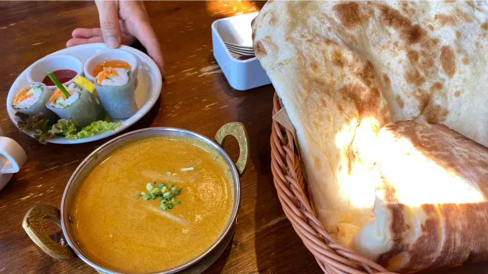 チキンカレーとナンのセット|Morito Kamiyaさん