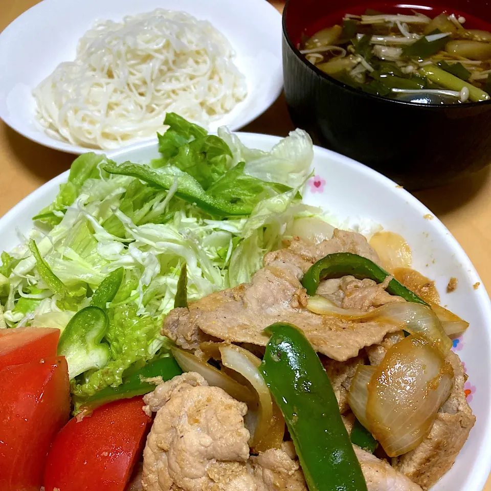 Snapdishの料理写真:単身赴任中の男飯(キノコ汁のつけソーメンと生姜焼き)|おおもりの星さん