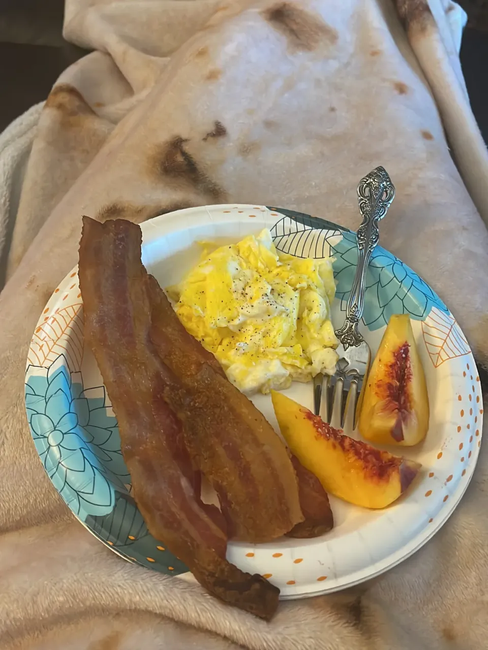 Eggs, bacon, and peaches|suさん