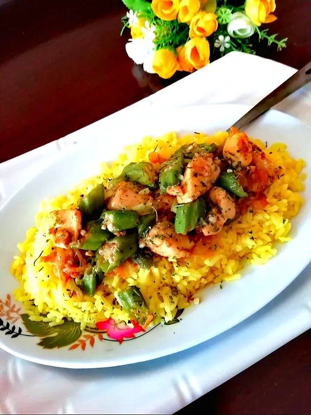 Yellow rice served with okra and chicken masala|Teeさん