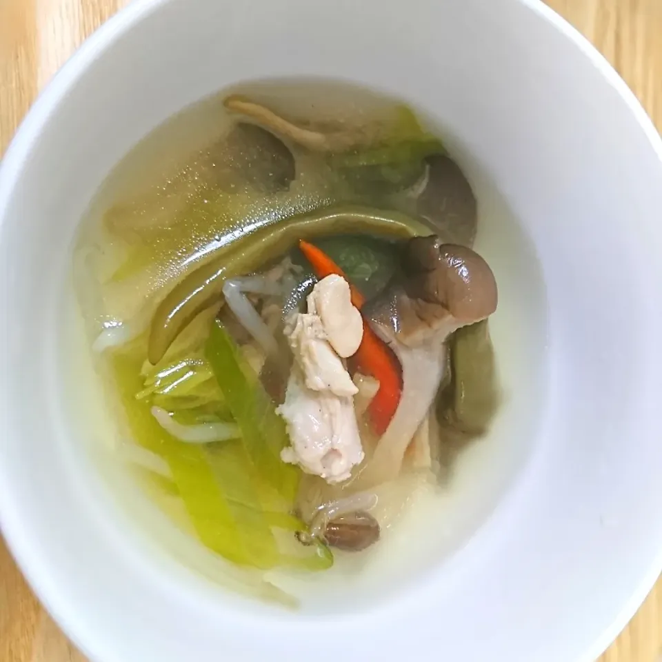 Snapdishの料理写真:狸の宴シリーズ
[今宵の散々食べた後の〆]
鶏と茸と野菜のスパイシースープ

※炭水化物無し/無化調/無添加

※青唐辛子(激辛)と赤唐辛子は、
コーレグースの為に昆布や泡盛と一緒に漬けてた廃品復活。( ・∀・)ﾉ
未だ結構な辛味が残ってます(笑)|タヌキさん