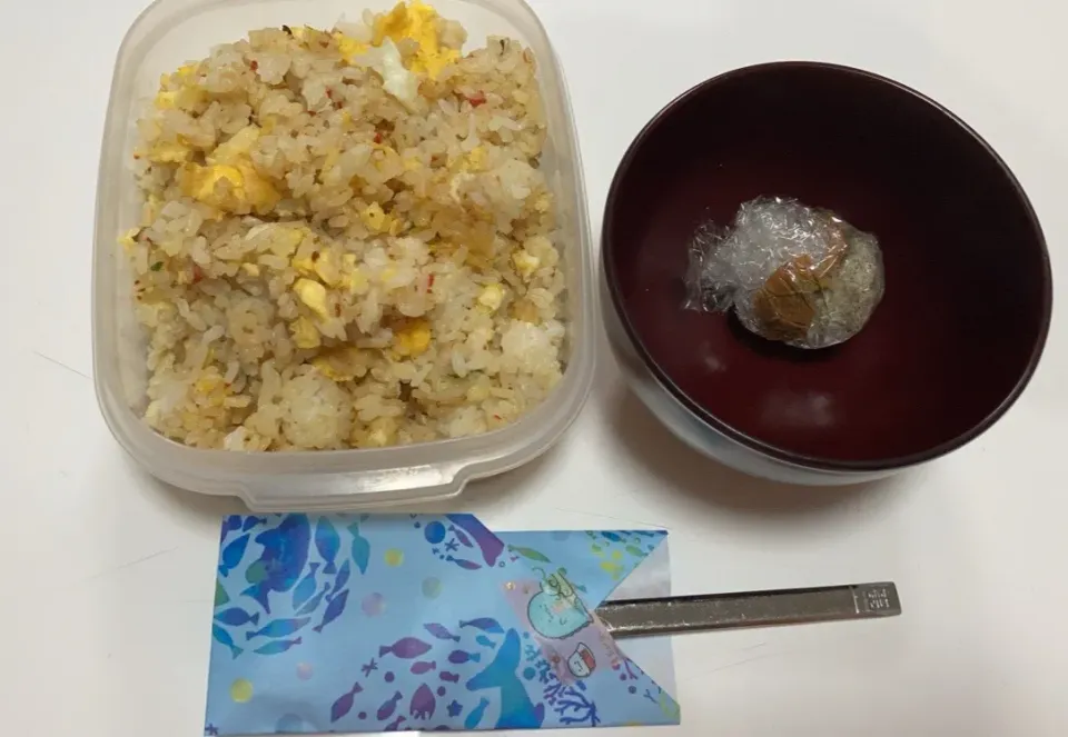 パパ弁☆炒飯☆みそ玉。明日からしばらくパパはお休み。明日、明後日はリモートワークらしいですが。母は通常運転。週末は、義父母の古希のお祝い。母の姉にも、肝臓に不調が見つかったらしく母と同時期に検査入院するそうな。伯母も癌疑いらしくて…私でもダメージ受けてるのに、従兄姉達が心配💦|Saharaさん