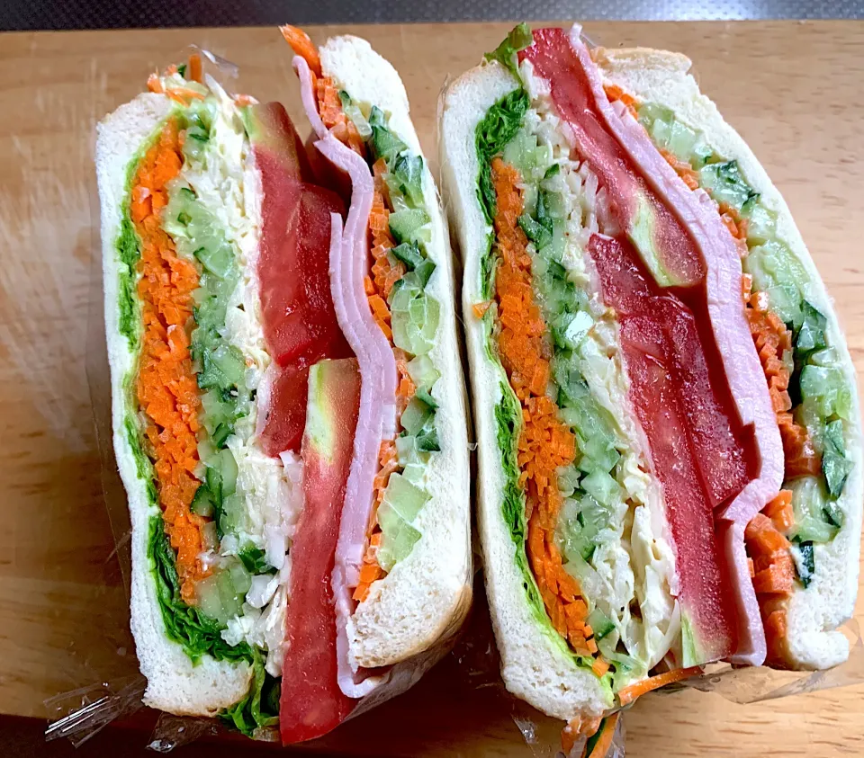 Snapdishの料理写真:久々の弁当はわんぱくサンド🥪|がおりんさん