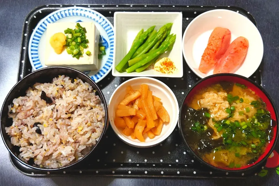 今日の朝ごはん（十六穀ごはんに辛子明太子にアスパラガス、冷奴、ヤマブシタケとオクラのみそ汁、割干大根漬）|Mars＠釜飯作り研究中さん