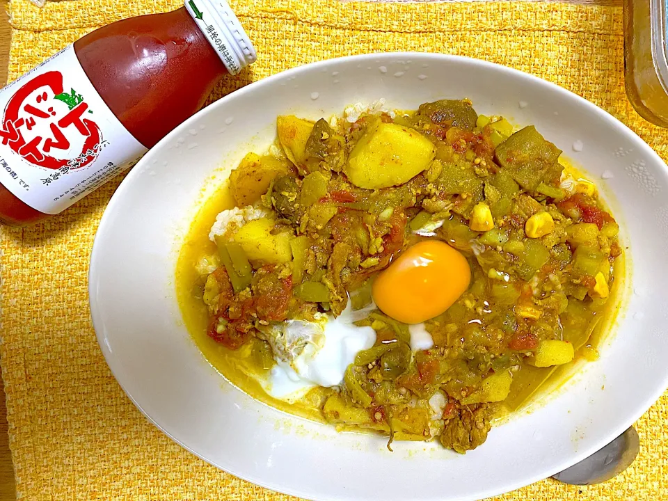 夏野菜カレー🍛☀️オクラ、ナス、祖父のとうもろこしとじゃがいも、アスパラ、たっぷりのトマト🍅|1614さん