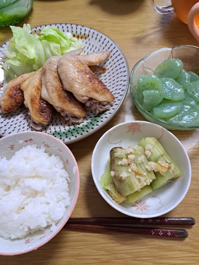 手羽先の塩コショウ焼き、焼きナス、お刺身蒟蒻|あずきさん