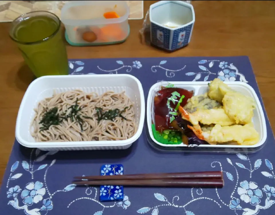 Snapdishの料理写真:なす天ざる弁当(どんどん弁当。昼飯)|enarinさん