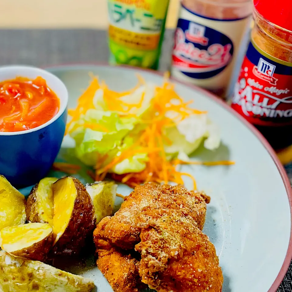 オールシーズニングのフライドチキンがどうしても食べたくなって、3種のポテトとともに🥰|はなさん