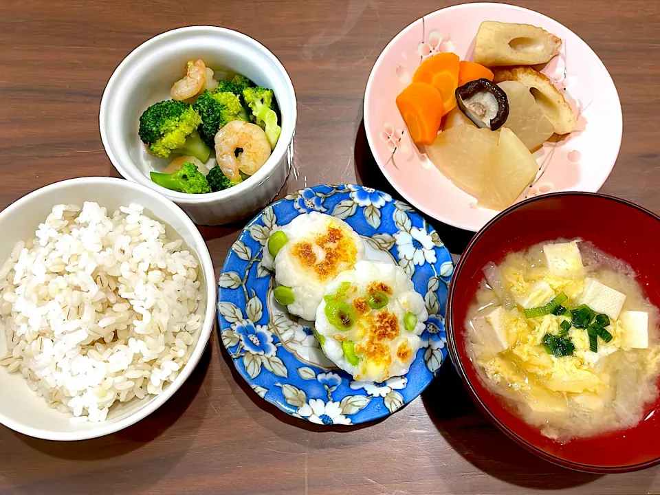 はんぺんボール　卵と大根豆腐の味噌汁　煮物　ブロッコリーとエビの塩炒め|おさむん17さん