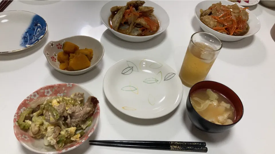 頂き物の野菜を使った晩御飯(^-^)☆ゴーヤチャンプル☆南瓜の炊いたん☆鯵の南蛮漬け☆みそ汁（キャベツ、あさり、揚げ）|Saharaさん