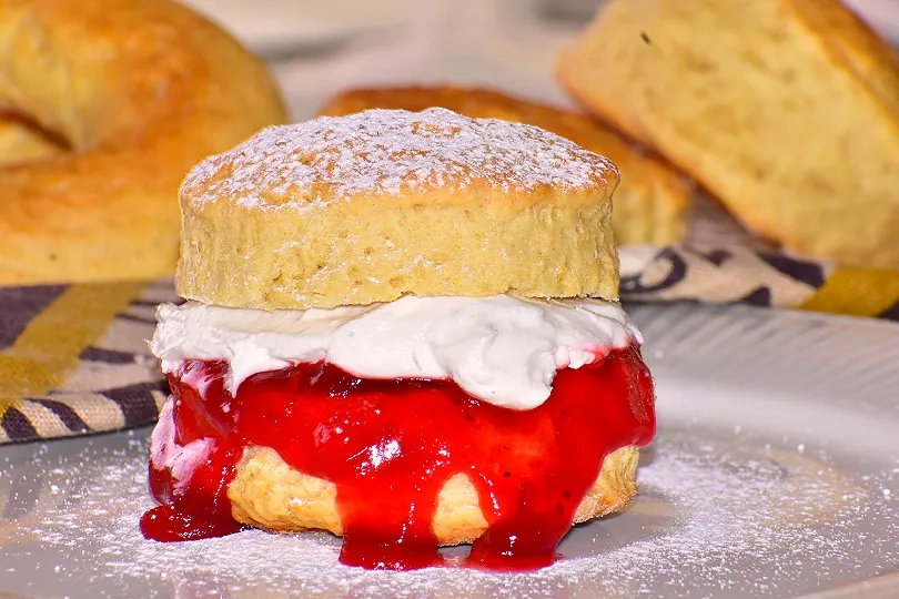 Southern Biscuits with whipped cream and strawberry jam|Teeさん