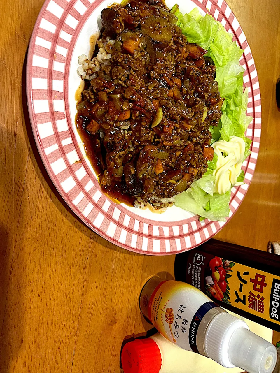 Snapdishの料理写真:ソースはご飯の方にハチミツはカレーの方にかける派です #夕飯　トマトたっぷり茄子生姜キーマカレーロウカット玄米ライス、レタス|ms903さん