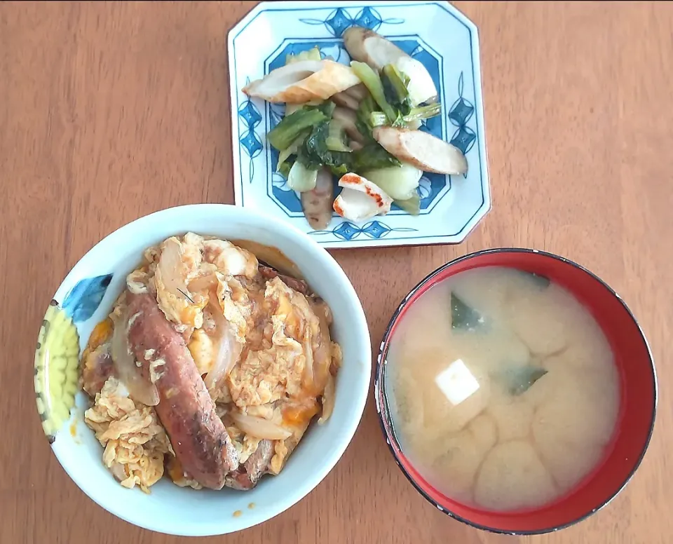 2022 0803　さんまの蒲焼丼　ちくわとごぼうの甘辛中華風炒め　とうふとわかめのお味噌汁|いもこ。さん