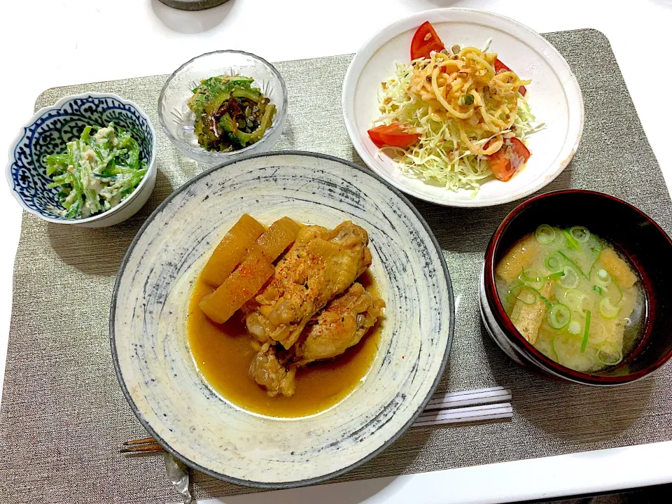 ばんごはん。手羽元と大根の煮物、ゴーヤのナムル、ほうれん草の白和え、お味噌汁。|yukiさん