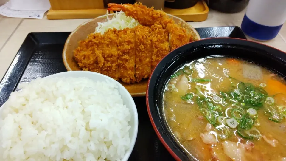 とん汁定食(ロースカツ＆エビフライ)ご飯大盛@かつや　さいたま三橋店|watarunさん