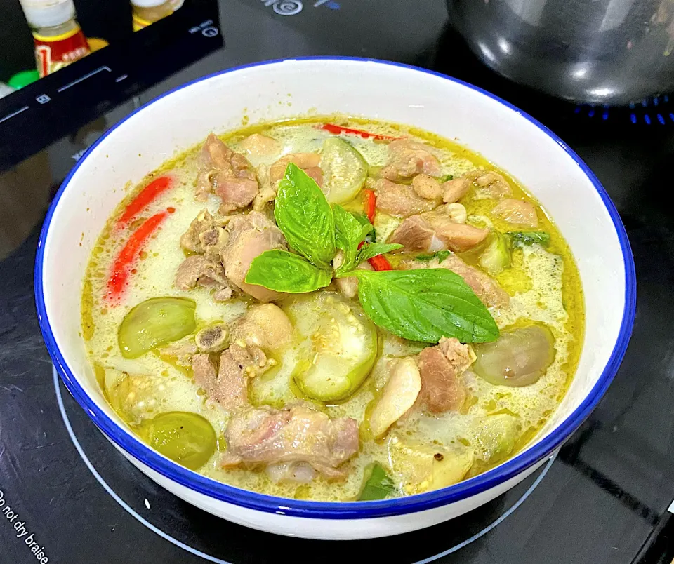 Snapdishの料理写真:Green Curry with Chicken|Lamonrockyさん