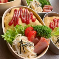 Snapdishの料理写真:ツナマヨパスタとオムライス弁当🍱🍙|いっちーさん