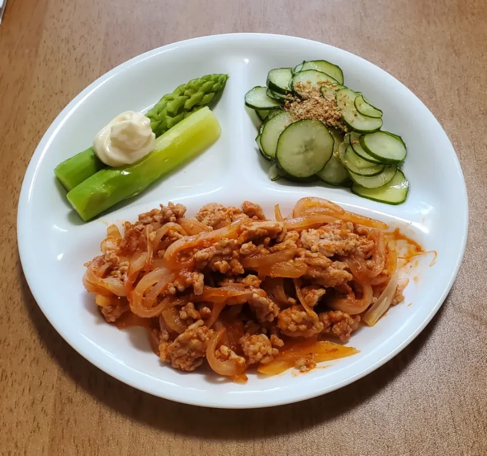 豚肉と玉ねぎのガリケチャソテー
アスパラマヨネーズ
きゅうりの酢の物
ご飯🍚
しめじの甘からー油佃煮|ナナさん