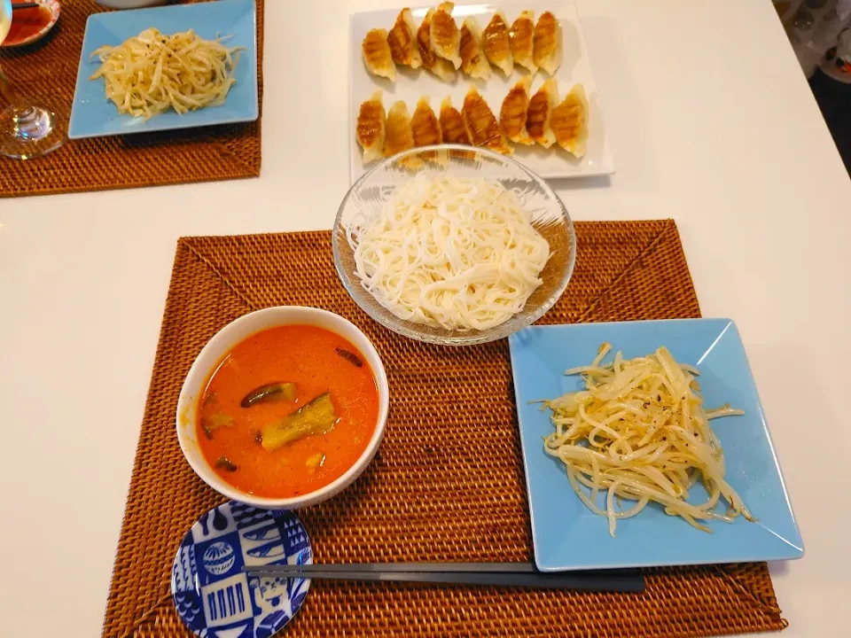 今日の夕食　レッドカレー、そうめん、もやしナムル、餃子|pinknari🐰🌈さん