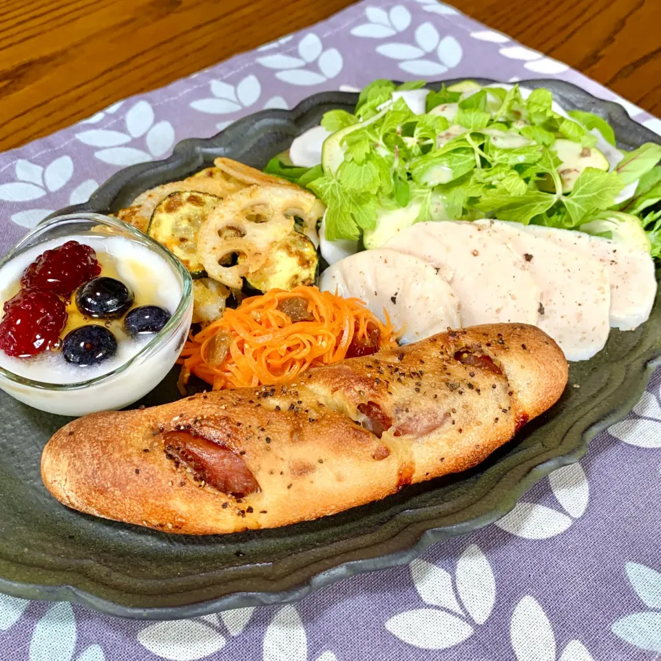 チキンとかぶとズッキーニのサラダ、れんこんとズッキーニ ゴーダチーズ焼き|むむさん