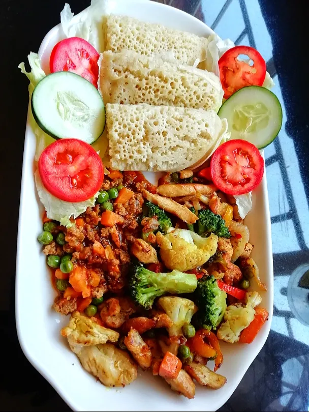 Ethiopian Injera served with fried chicken strips and vegetable stir fry|Teeさん