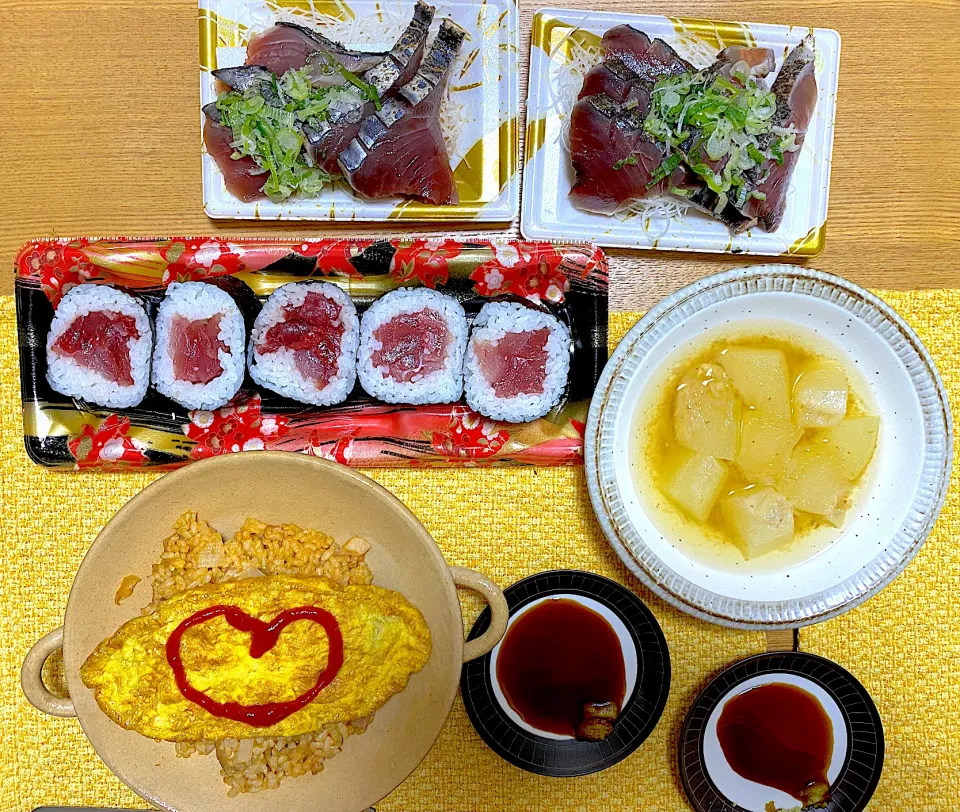 Snapdishの料理写真:アメリカンケイジャンソースでオムライス、鰹のわら焼き魚🐟。鉄火巻き🐟|1614さん