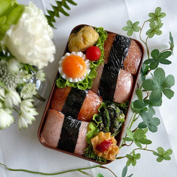 Snapdishの料理写真:8/10❤︎主人のスパムおにぎり弁当🌱✨
（プレーン.焼き肉ダレ）|Makinsさん