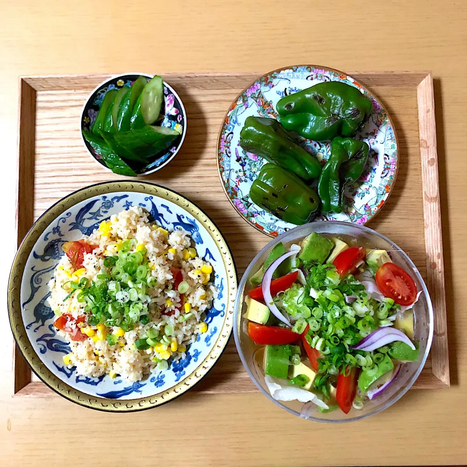 #vegan 
とうもろこしとトマトの炊き込みご飯
サラダ味噌汁
ピーマンの丸焼き
きゅうりの辛子漬け|makiko_aさん