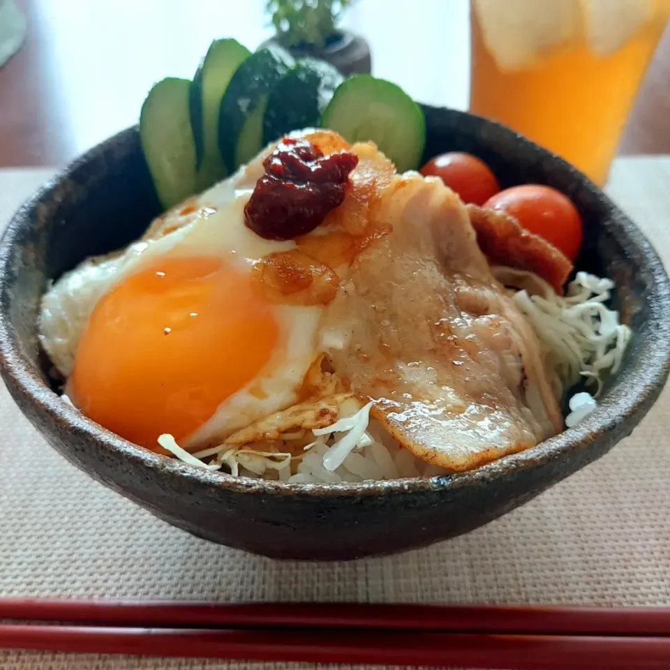 朝スタミナ丼　豚バラ目玉焼きのせ！朝からピリ辛！！|miyuki🌱さん