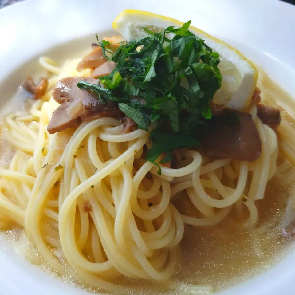 主婦の昼うちパスタ
青しそとレモンを添えて
あさりコンソメパスタ|kimikimi❤kitchenさん